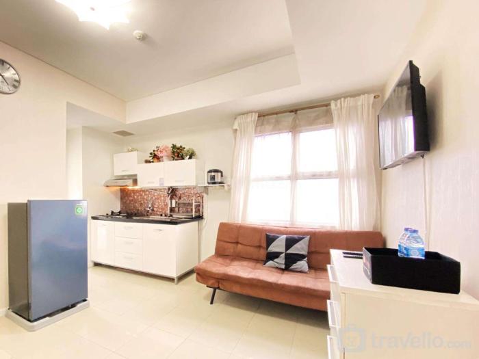 Comfy and Modern 2BR Apartment at Parahyangan Residence By Travelio