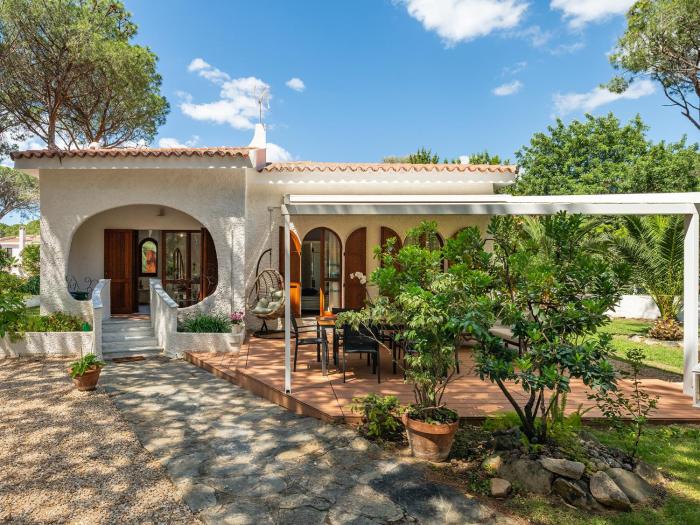 Villa immersa nel verde a 150mt dal mare adiacente al Forte Village Resort