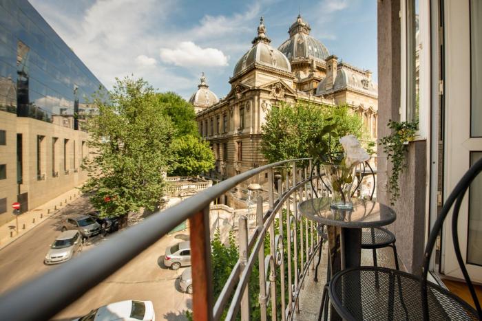 Centrally Located 2BR Apartment with Balcony & Unique Design