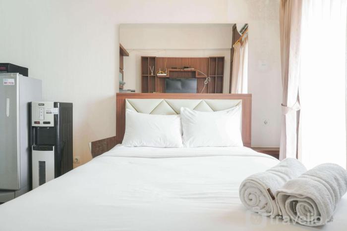 Modern Studio at Green Pramuka City Apartment By Travelio
