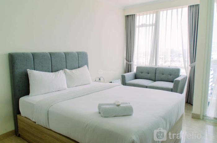 Elegant and Comfy Studio at Menteng Park Apartment By Travelio