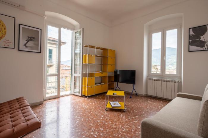 Fancy apartment bright with city and mountain view on an ancient staircase 5 mins to the station with 2 balcony with amazing city view