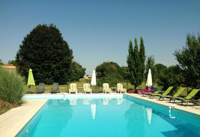La Galerie gîte climatisé 4 chambres 8 personnes, 2 salles deau, 2 WC, WIFI, parking, piscine chauffée à partager, animaux acceptés, Gîte en pleine nature