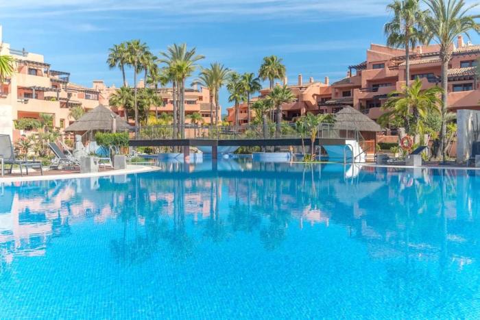 HAPPY Luxury Apartment - Beachside in Mar Azul, Estepona