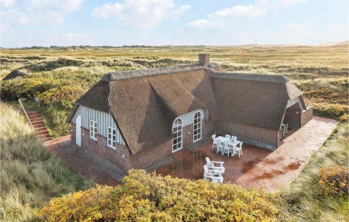 Three-Bedroom Holiday Home With A Fireplace In Ringkøbing