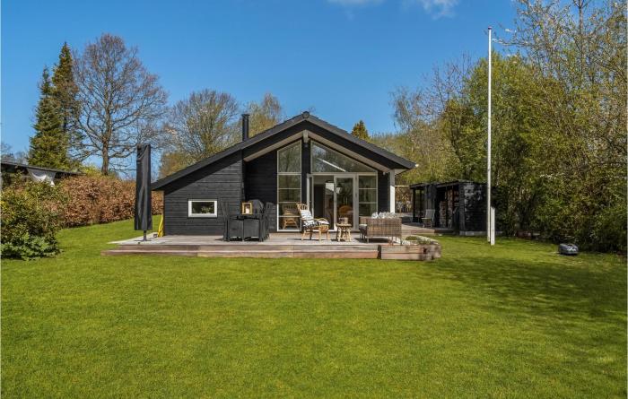 Nice Home In Dronningmølle With Wifi