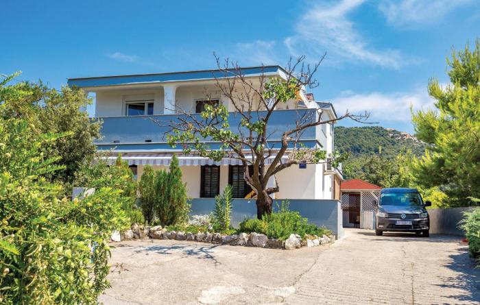 2 Bedroom Nice Apartment In Rab