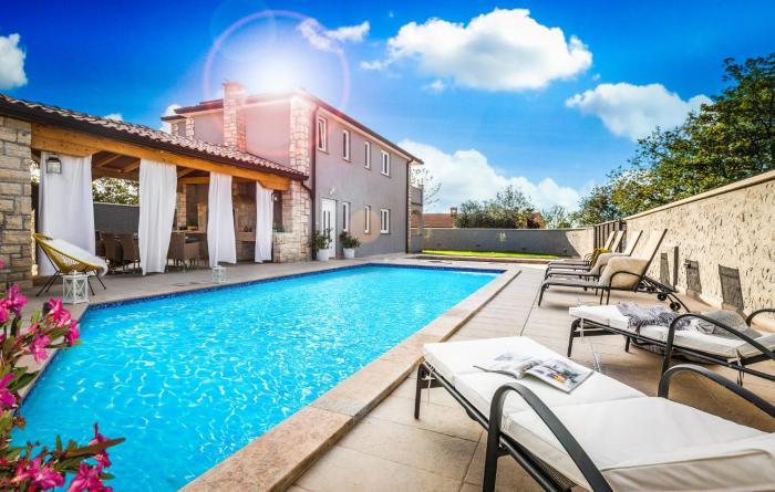 4 Bedroom Cozy Home In Mihatovici