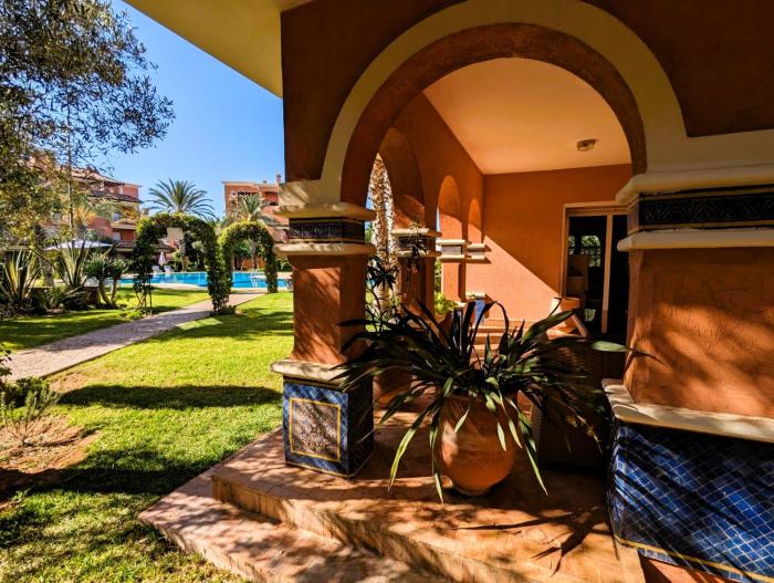 Appartement de plain-pied, piscine et mer