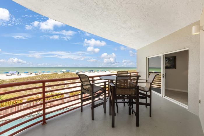 Luxury Direct Ocean Front 1315 sq ft. - Hot Tub Pool