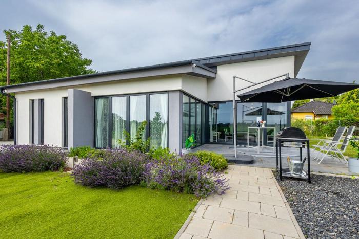 Almavirág Pihenőház Siófok by BLTN