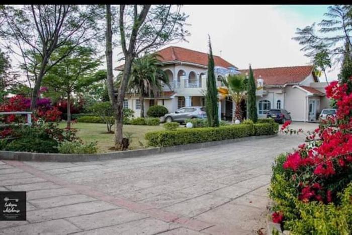 8 bedroom villa in Nanyuki with pool