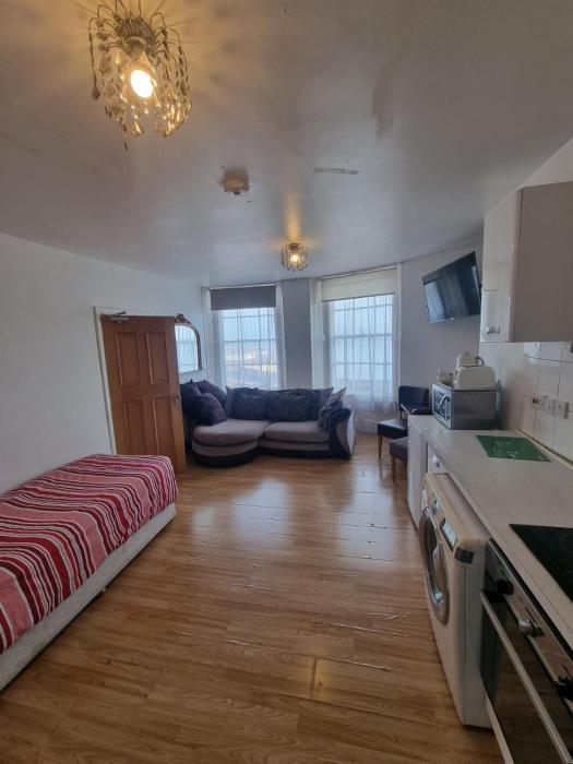 Sea view flat opposite port with parking