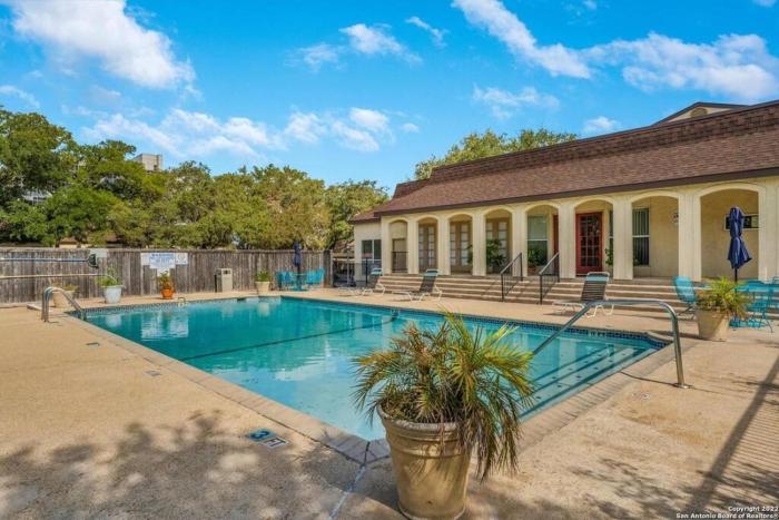 Las Sombras #802 Stylish condo, Pool, close to Airport, NE Hosp, Fort SH, Randall AFB