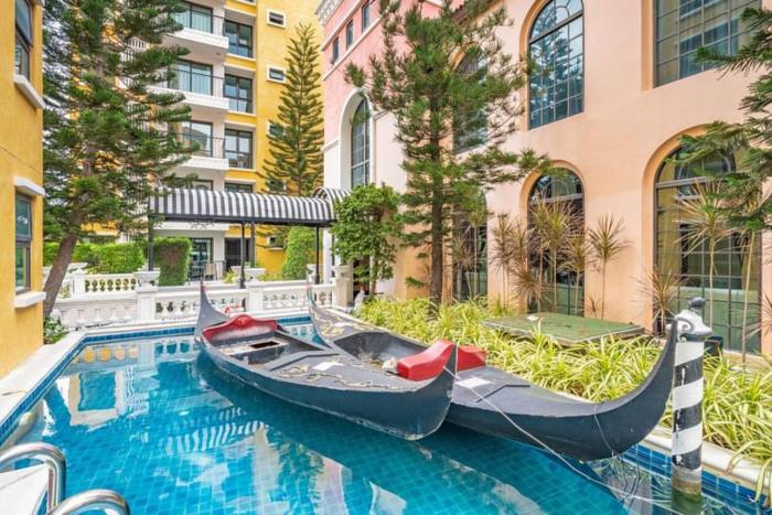 Venetian Signature Condo