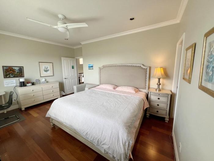 A independent entrance bedroom with private bathroom close to YVR Richmond