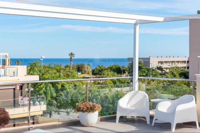 LUXURY APT with SEAVIEW ROOF NEAR THE BEACH
