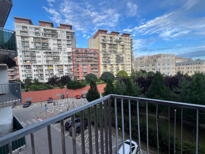 Sun-Filled Cozy Apartment with Park View Balcony - 2 min to Ondrej Nepela Arena