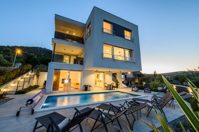 Luxury apartment Barka in Villa with heated pool