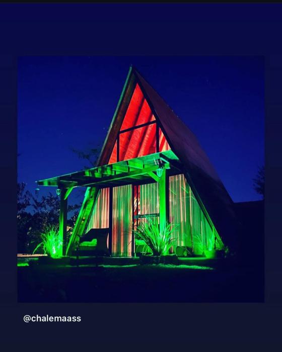 Chalé de madeira com vista para o rio