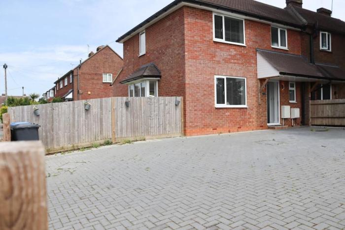 Spacious 2 Bedroom Home Next To Queen Victoria Hospital