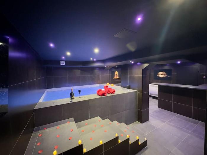 Duplex Love Room avec Jacuzzi - table massage