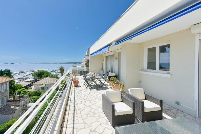 Cozy top-floor 2-Br apartment terrace and sea view