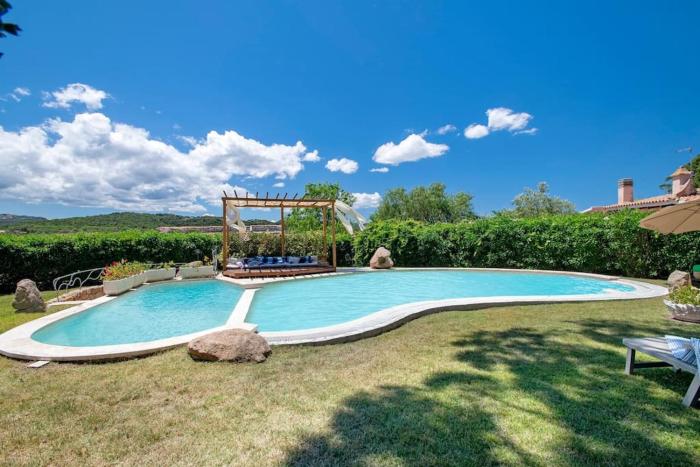 Villa con piscina e giardino