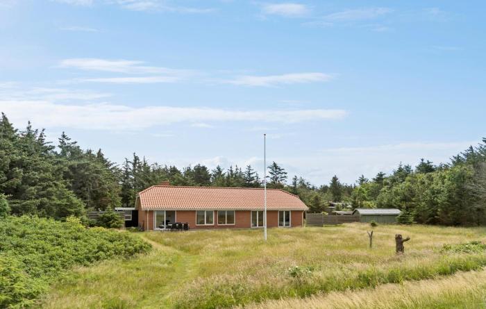 4 Bedroom Beach Front Home In Thyholm