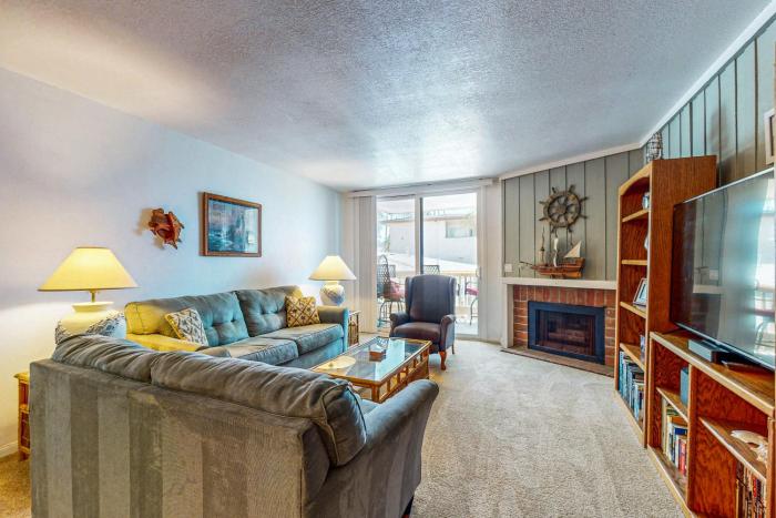 Breakwater Escape A 200 - Spacious Condo with BBQ grill, board games, and fireplace