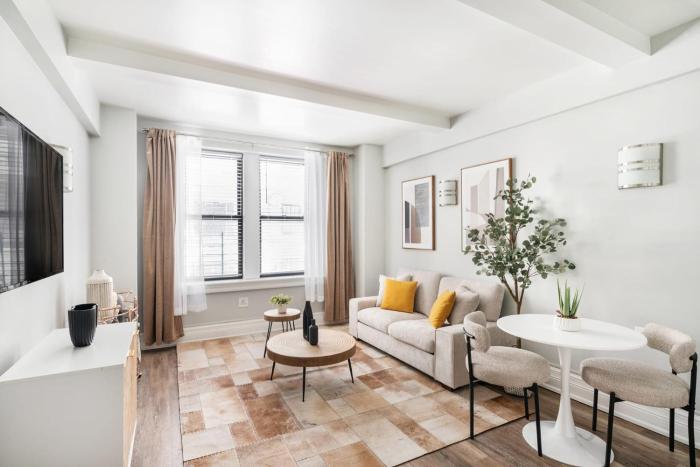 73-406 New 1BR 1Bth UWS Doorman Gym