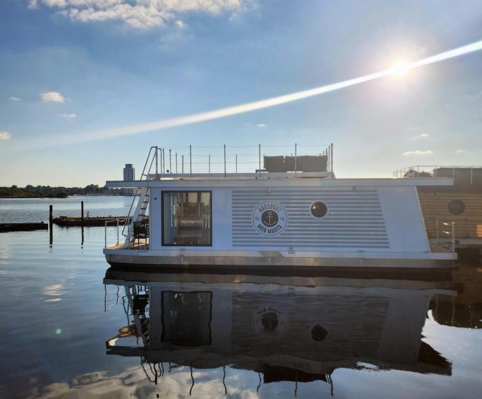 Hausboot Moin Madita in exklusiver Lage