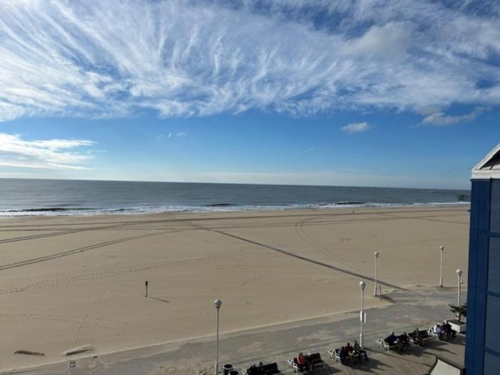 Direct oceanfront on the boardwalk at 1st Street, kitchen, pool, gym, parking