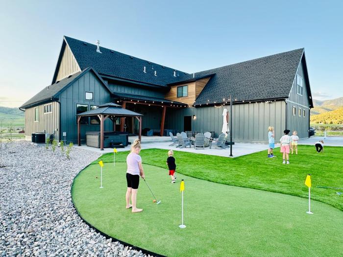 Sport Court! Hot Tub! Putting Green! Bunk Room!