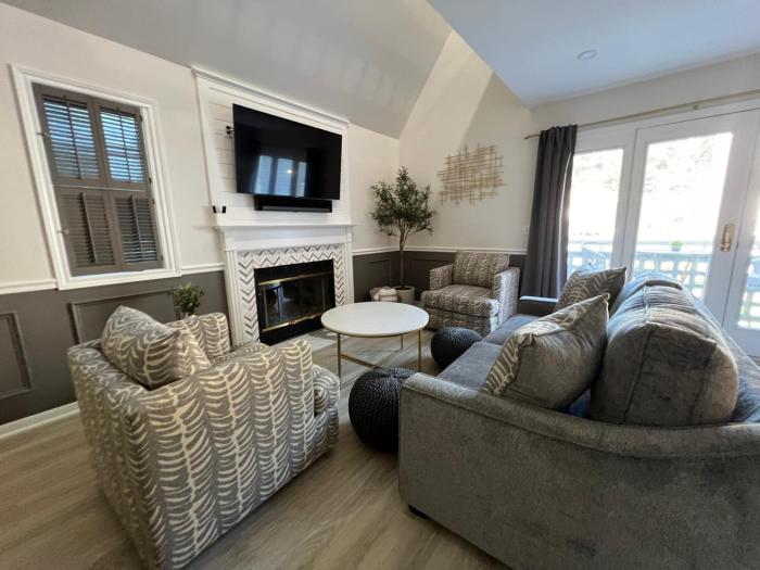 Newly Renovated Loft Villa at Norwich Spa with amenities, 3 minutes to Mohegan