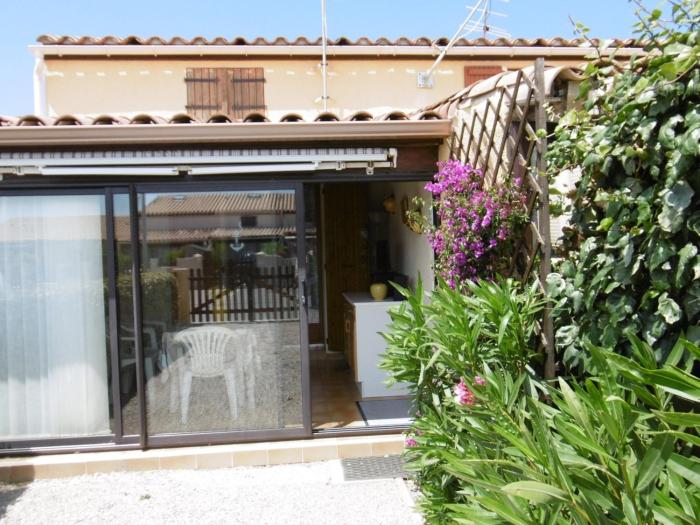 Charmante villa T2 mezzanine avec cour, jardin, véranda, barbecue et parking privé, proche plage et commerces - FR-1-797-2