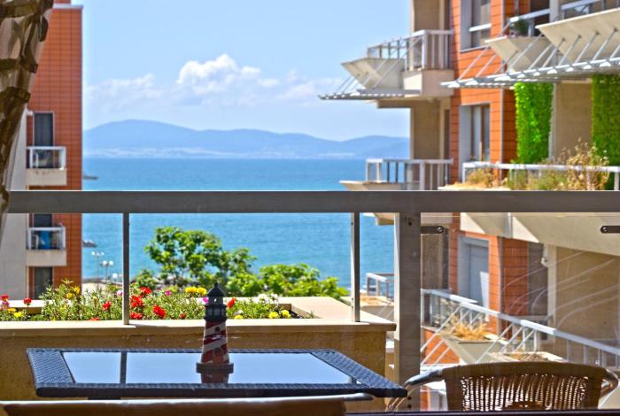 Cozy apartment with sea view and free parking