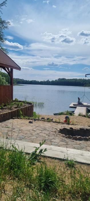 Przyczepa z dobudówką nad jeziorem