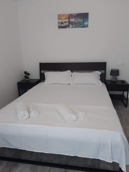 Tudor studio Mamaia Sat