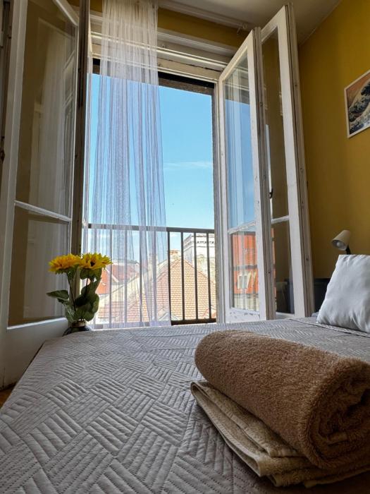Extralarge Queen Room in the Heart of Bratislava with Terrace