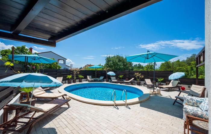 Beautiful Apartment In Peroj With Wifi