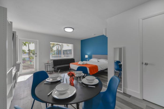 Amazing Balcony Studio at the beach with Parking -M44