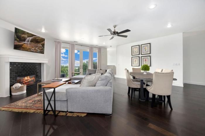 Hilltop Haven-5 Min to DT & UofA-Modern