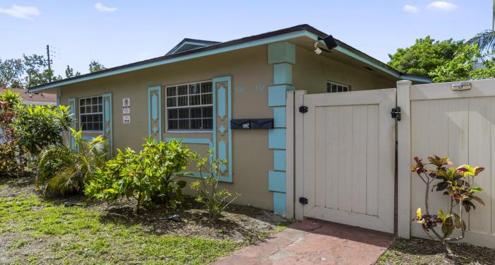 Stylish 2BR Villa full kitchen 10 mins from Beach