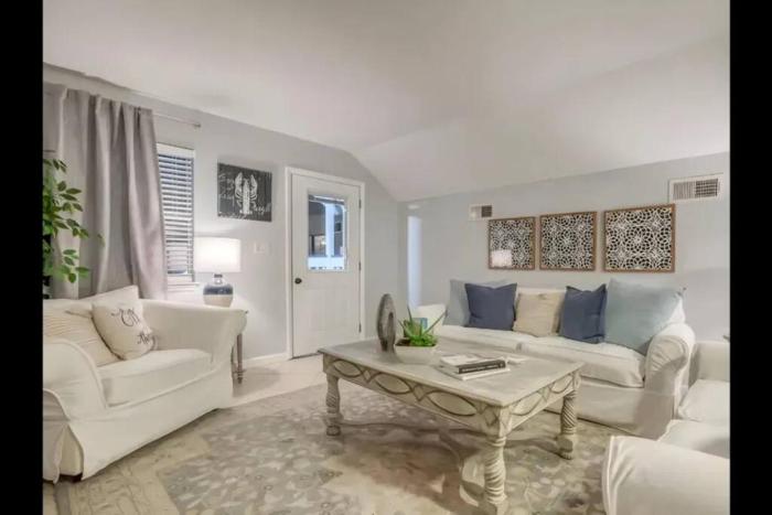 Beach Haven Upper Penthouse Unit- 1 bed 1 Bath