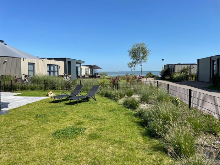 Enkhuizer Strand Chalet Windrose mit Zaun Haus Nr 225