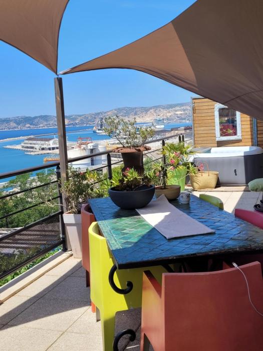 Marseille autrement Appartement dans résidence calme avec vue sur mer