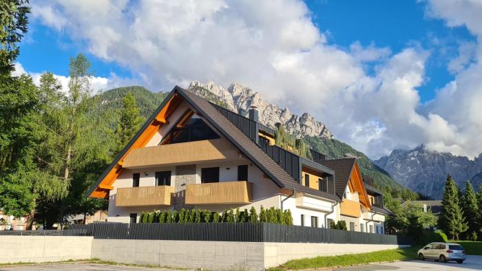 Villa Mojca - Jasna&Jelka Apartments, Central Location with Private Garage and Alpine View