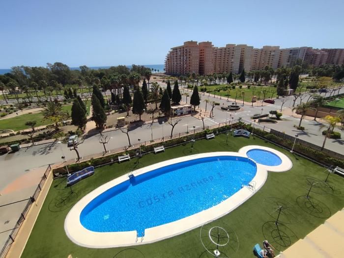 Excelentes vistas a las piscinas y al mar
