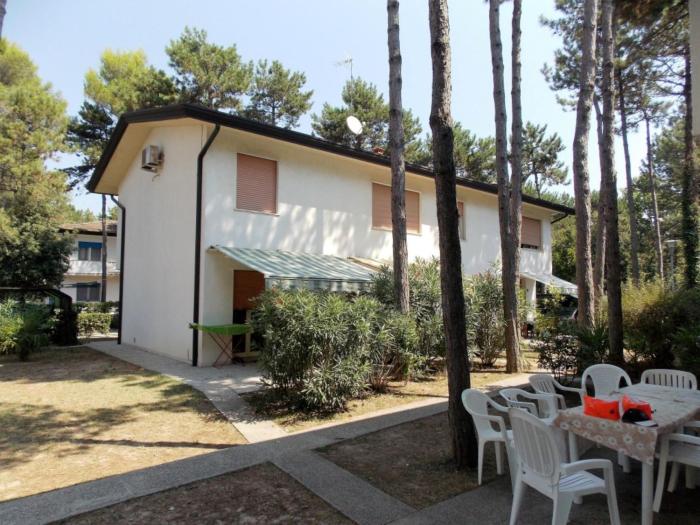 Luminous flat in Bibione with garden